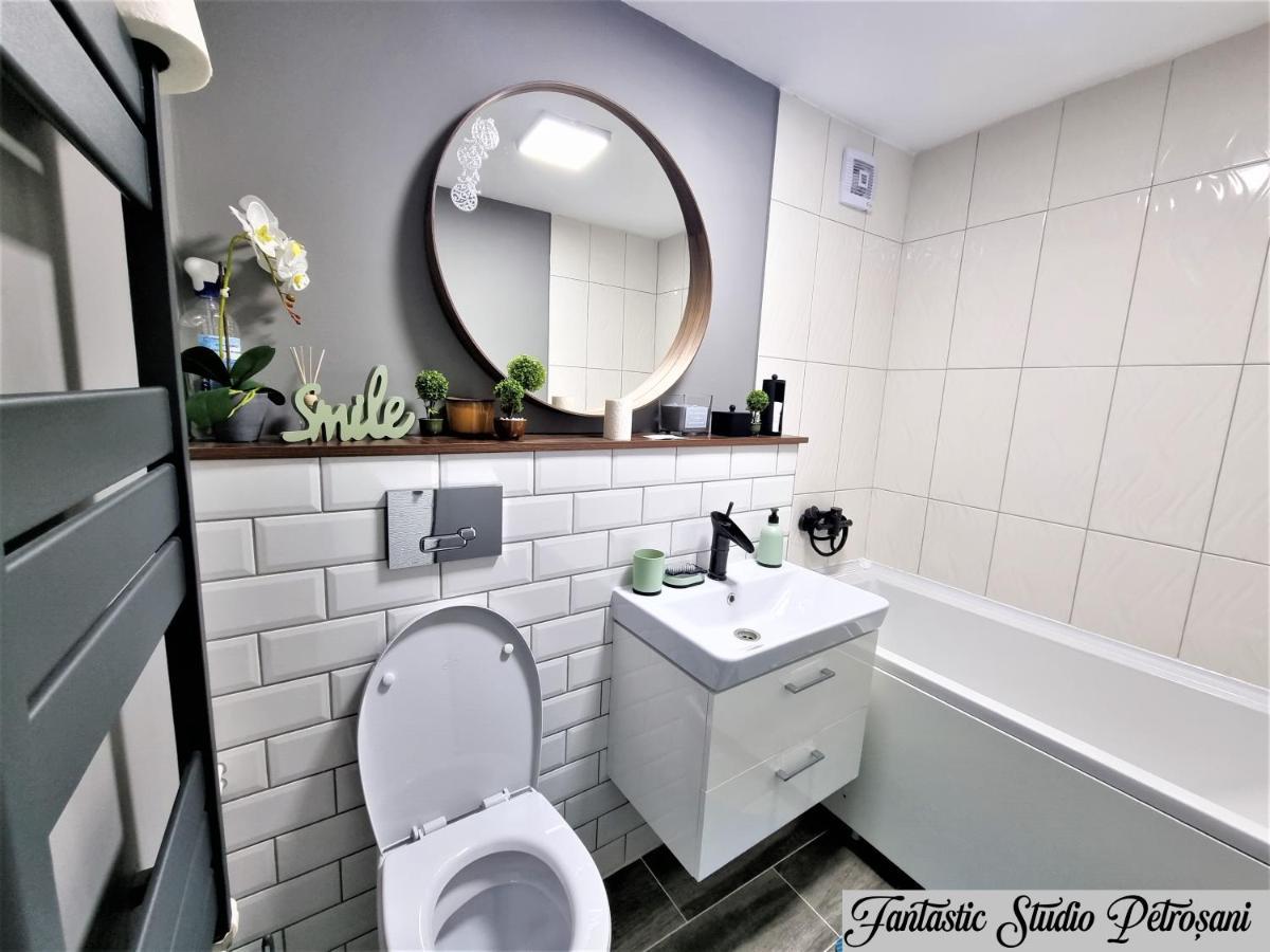 ~Fantastic Studio Petrosani~ Appartement Buitenkant foto